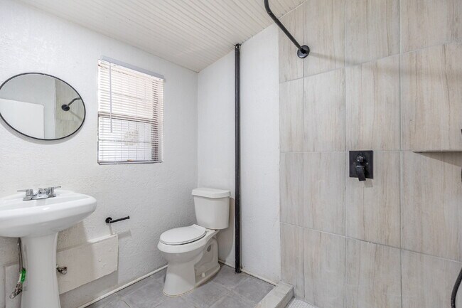 Building Photo - 426 W Woodlawn Ave