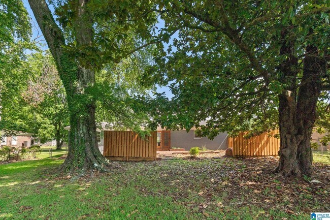 Building Photo - 852 Twin Lake Dr NE