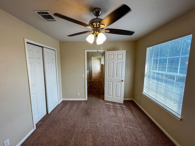 Building Photo - Rare 5 Bedroom in Crystal Knoll Georgetown