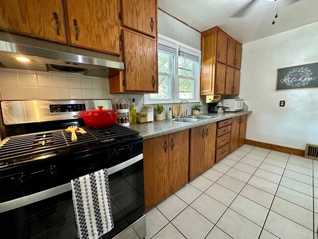 Building Photo - 3 bed, 1.5 bath home for rent in Waterloo