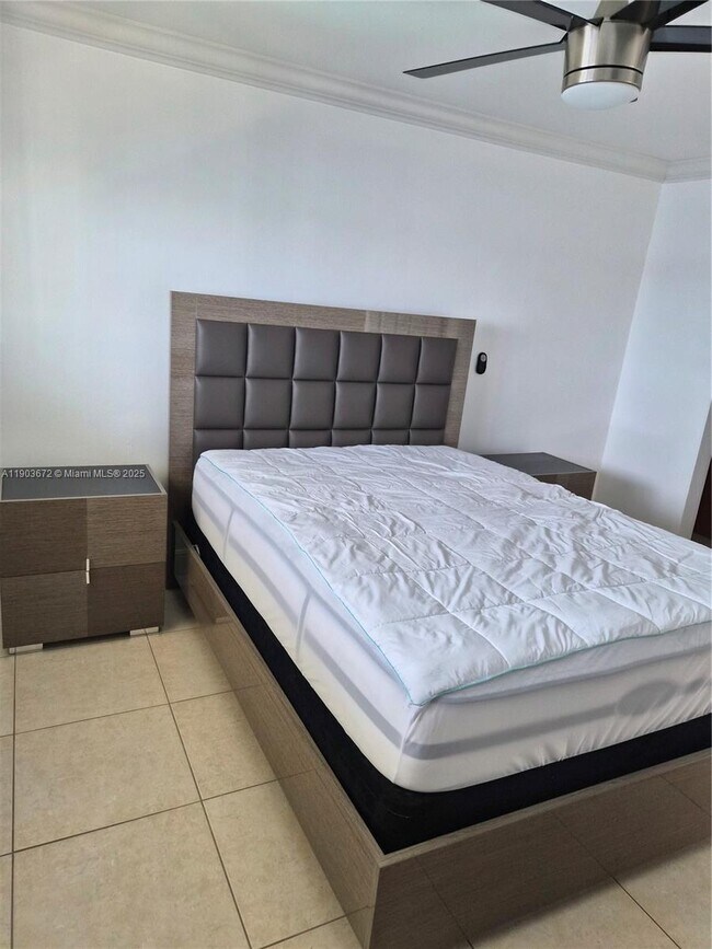 Building Photo - 2910 Point E Dr