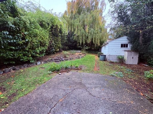 Building Photo - Treat Yourself to this Large Queen Anne Home!