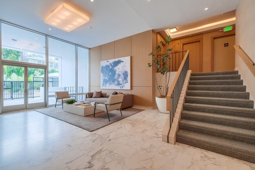 Building Photo - 999 N Doheny Dr