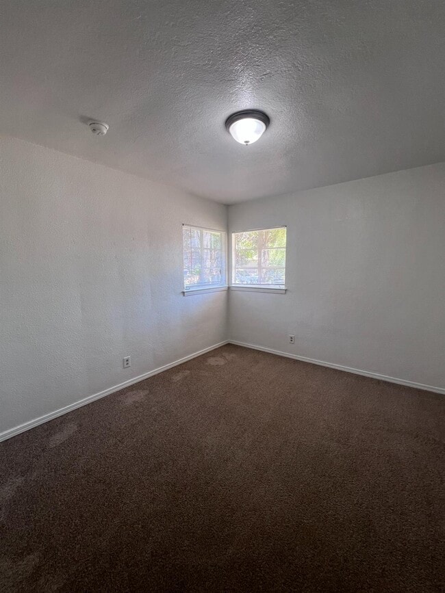 Building Photo - 2905 E Lamona Ave