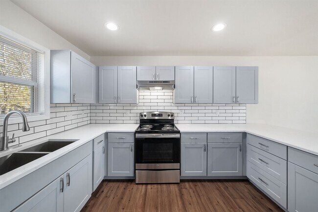 Building Photo - 6403 Sloan St