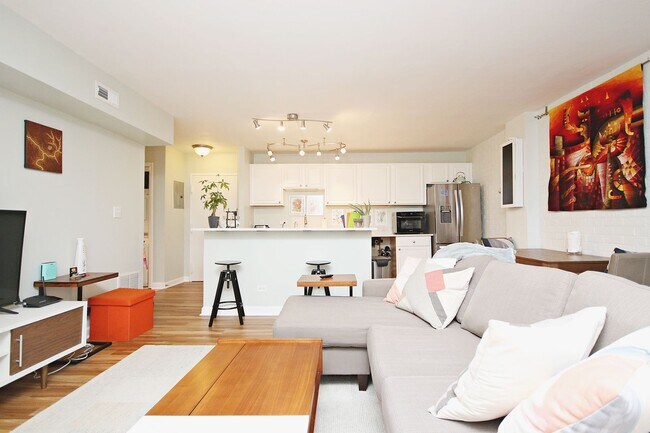 Building Photo - Furnished 1800 JPA Apartment Near UVA