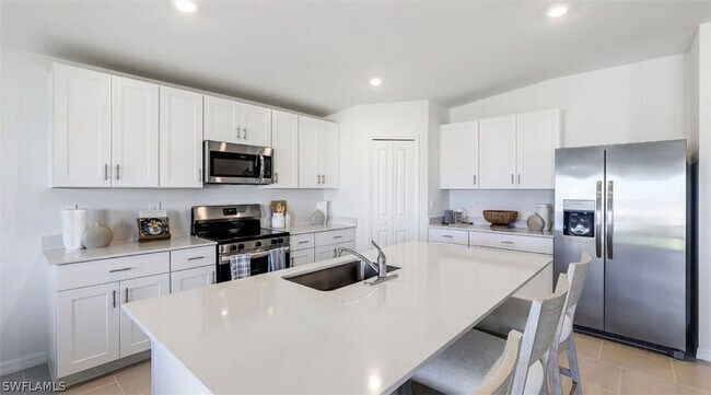 Building Photo - 329 Marta Dr