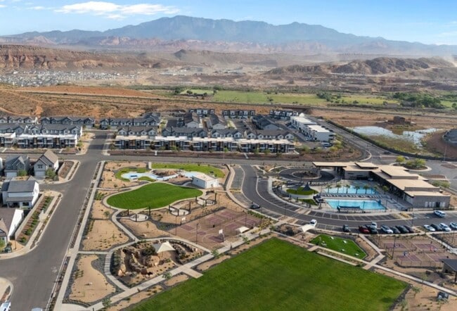 Building Photo - Beautiful 3 Bed Townhome with Amazing Amenities! 6 Month Lease