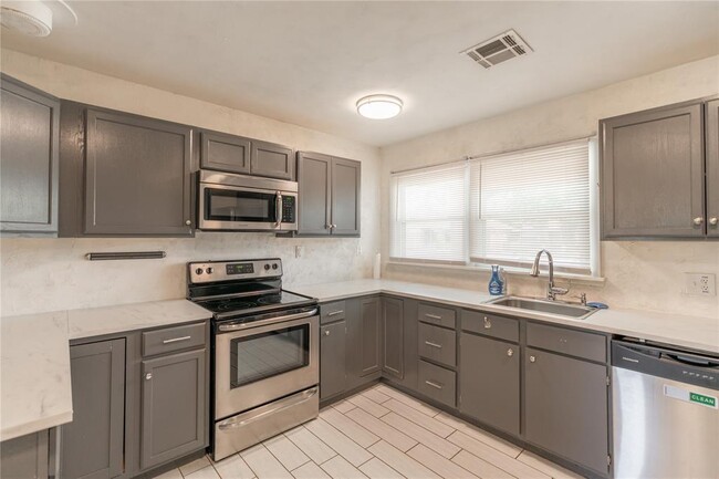 Building Photo - 718 Highland Pkwy