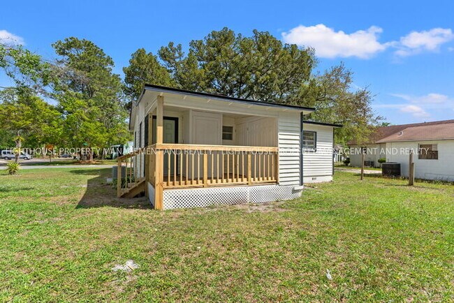 Building Photo - Updated 2 Bedroom Home Near Naval Station Mayport