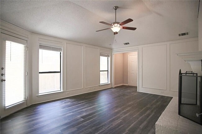 Building Photo - Spacious 3 Bedroom House in Carrollton!
