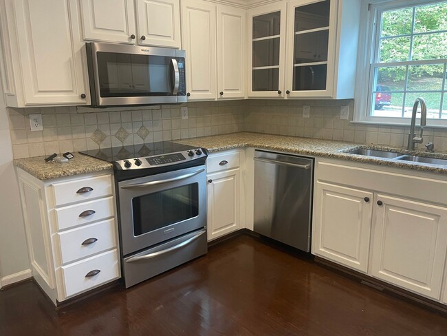 Building Photo - Spacious 4 Bedroom near Guilford College