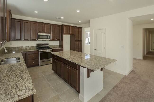 Building Photo - 4 bedroom, 2.5 bathroom home in Golden Valley.  washer/dryer/refigerator included