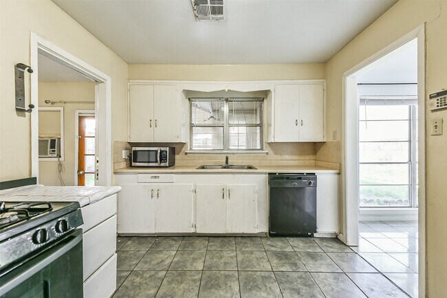 Building Photo - 4710 Wedgewood Dr