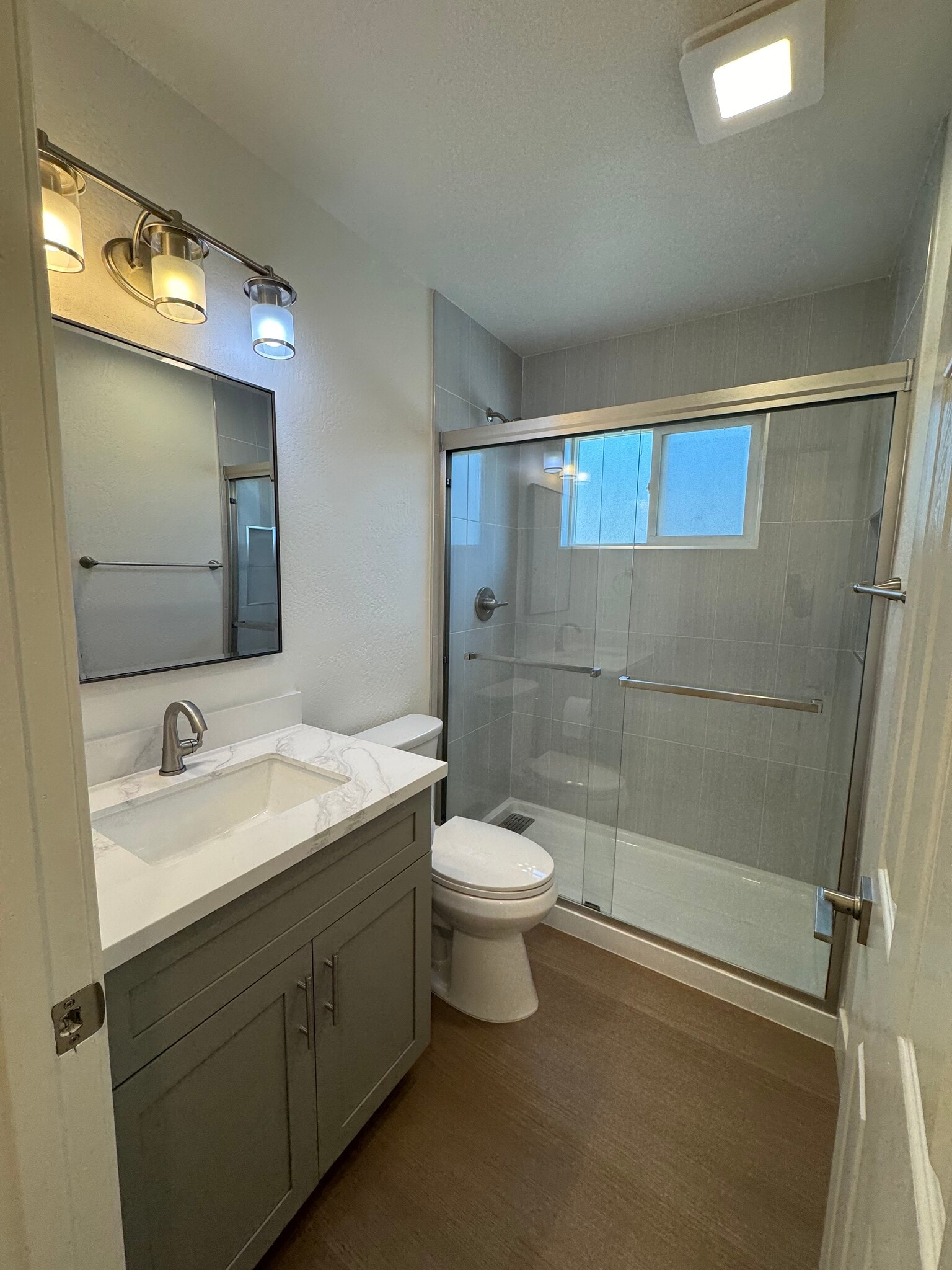 Updated modern bathroom - 27104 Belvedere