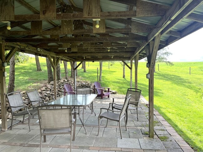 Building Photo - Spacious 4BR/3.5BA Single Family Home on 2...