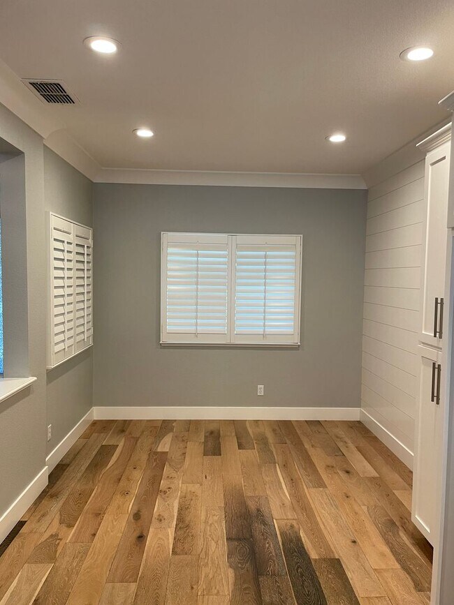 Building Photo - VERY NICELY UPDATED 3 BED, 2 BATHROOM, & 2...