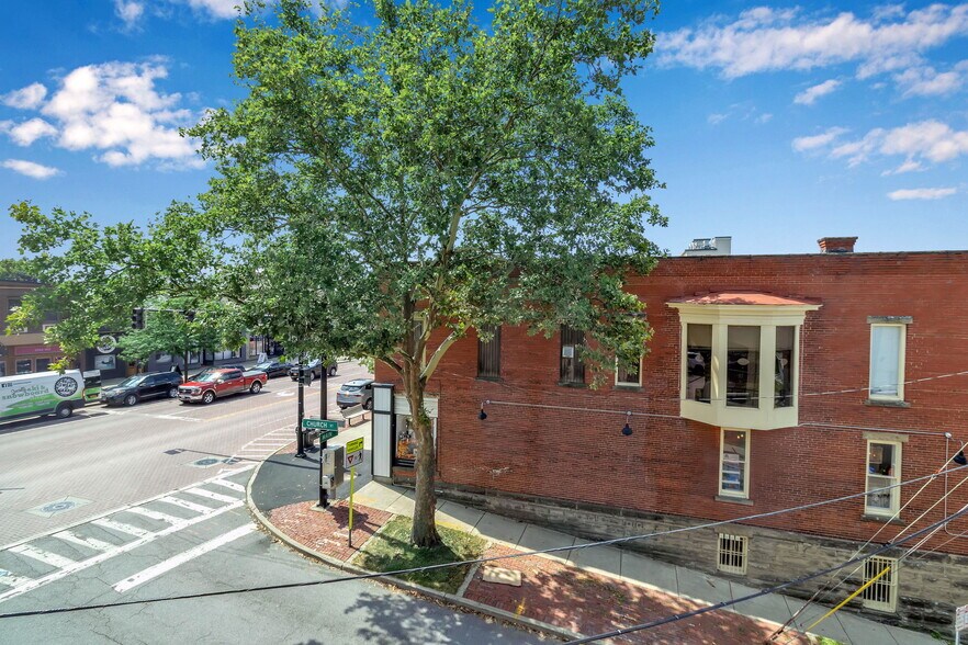 Building Photo - 670 Main St