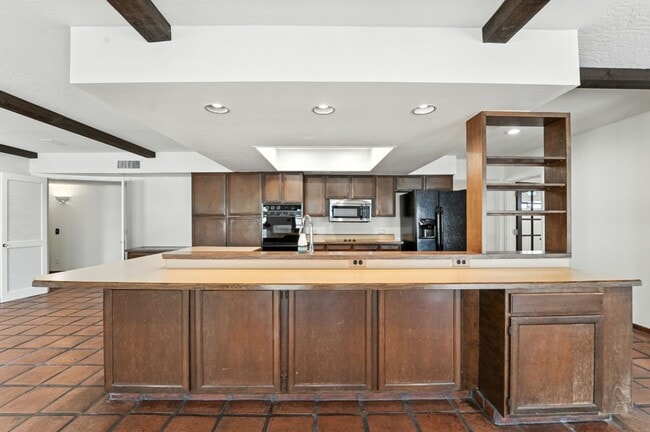 Building Photo - Inviting 3-bedroom, 2-bathroom home in the...