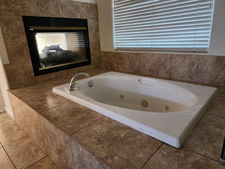 Building Photo - 8875 La Manga Ave