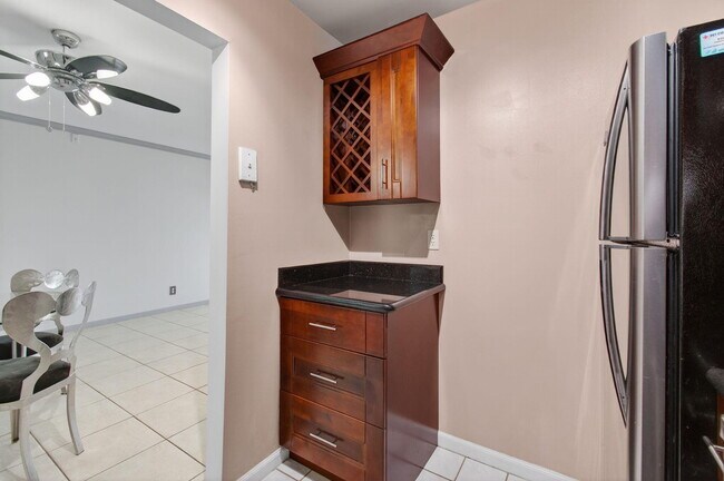 Building Photo - 170 Cypress Club Dr