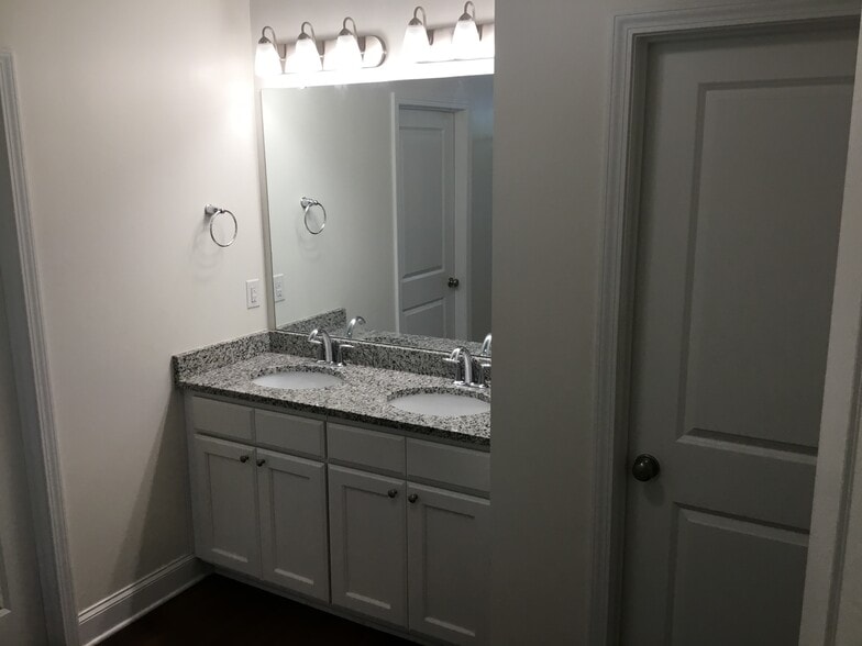 Building Photo - 206 Southfork Ln