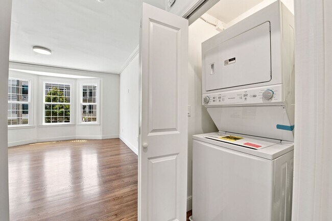 Building Photo - 1734 Greenwich St