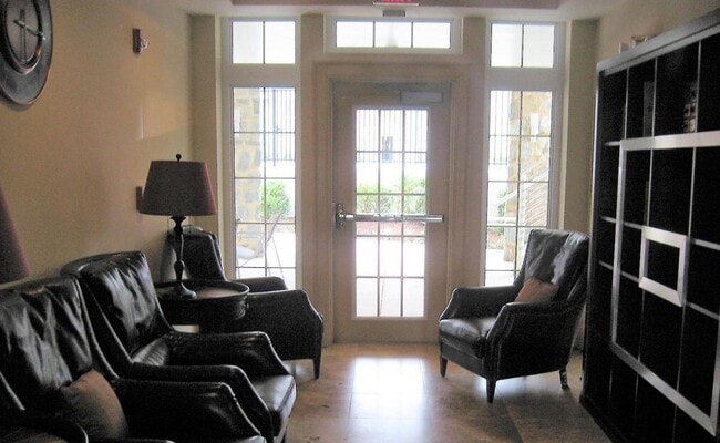 Building Photo - Gorgeous 1 Bed 1 Bath 1st Floor Condo In S...