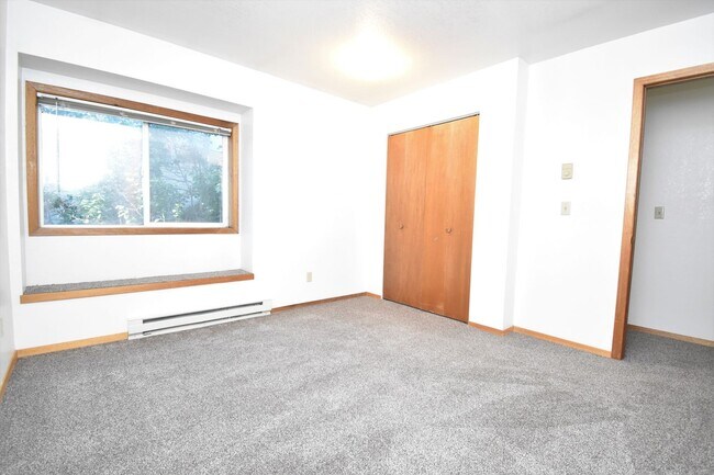 Building Photo - 2 Bed with Carport! Walk to MSU! Pet Frien...