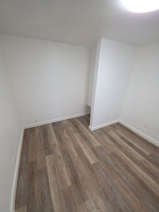 Building Photo - 13451 Lakeshore Dr