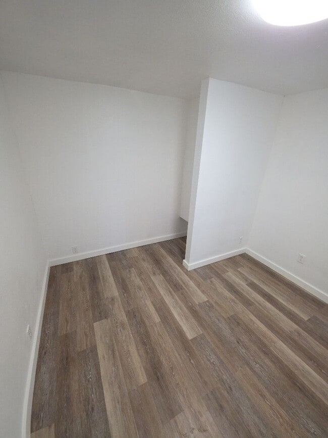 Building Photo - Lakeshore Triplex