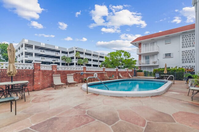 Building Photo - 2424 NE 9th St