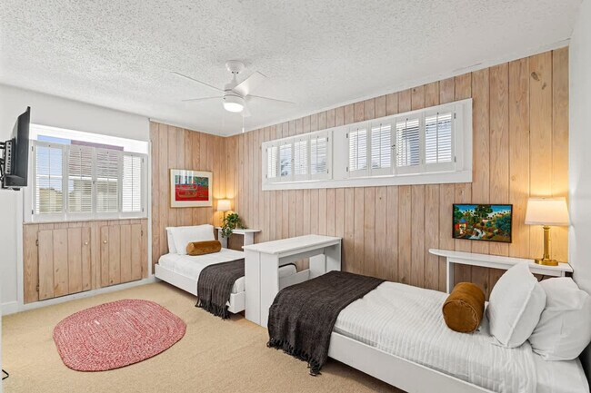 Building Photo - 2900 Ocean Dr S