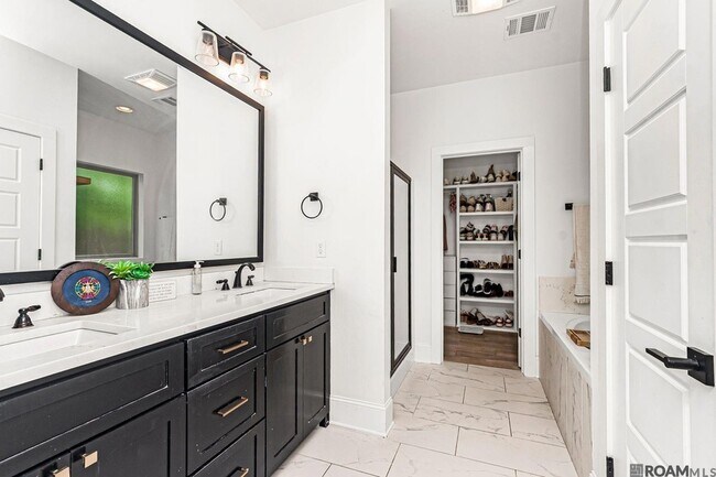 Building Photo - 6650 Roux Dr
