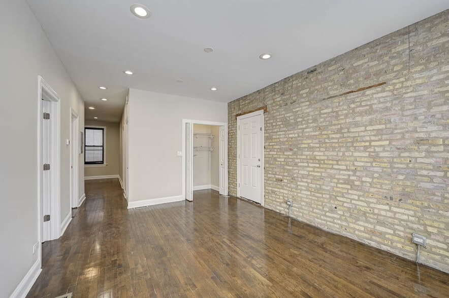 Building Photo - 2013 N Hoyne Ave