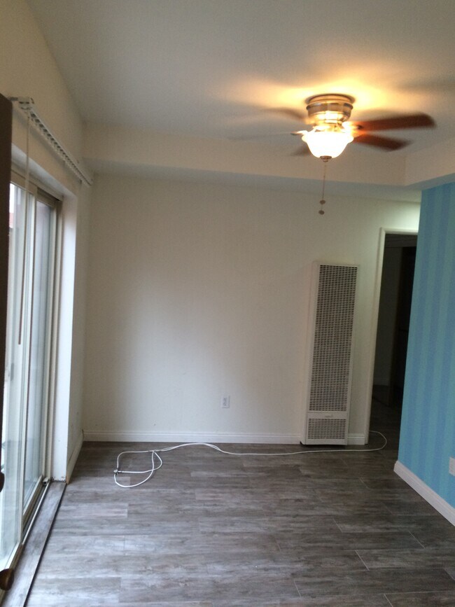 Building Photo - 4015 Crest Dr