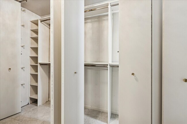 Building Photo - 110 E Delaware Pl