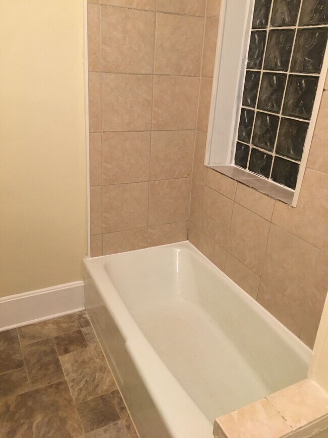 Bathroom/Shower - 3667 E Munkwitz Ave