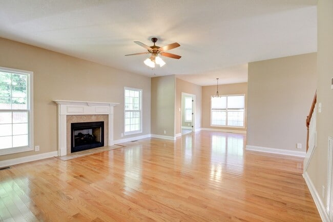 Building Photo - Four Bedroom with Bonus!