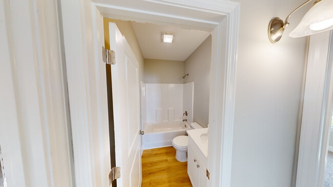 Building Photo - Midtown Oaks 12