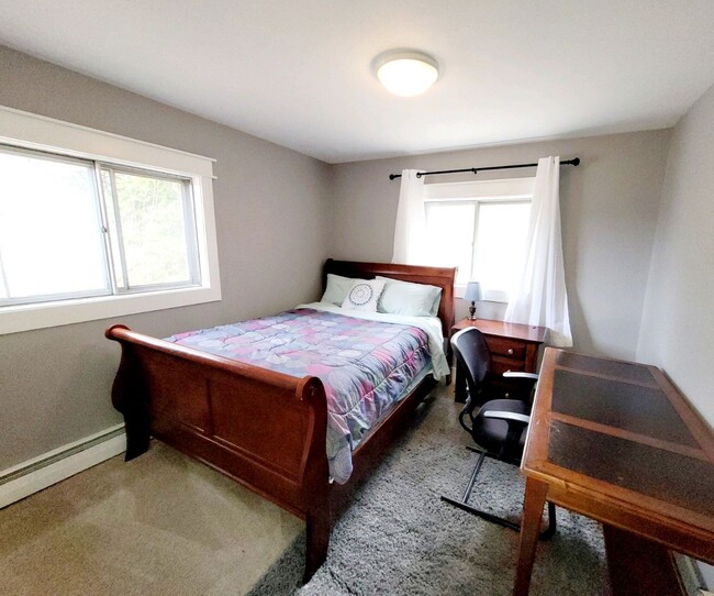 Building Photo - Executive Rental Fully Furnished PERFECT G...