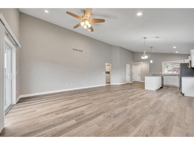 Building Photo - 722 Hilltop Ln