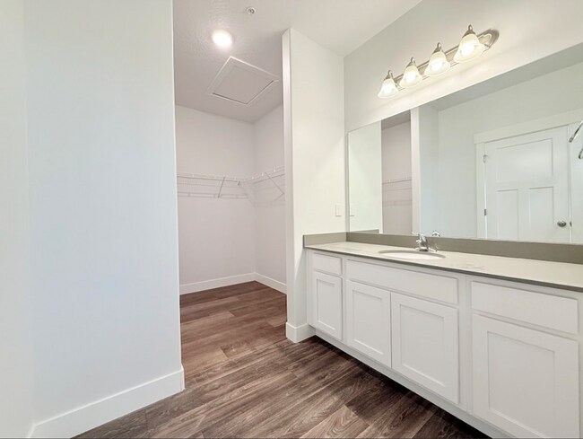 Building Photo - Gorgeous Condo in Vineyard!