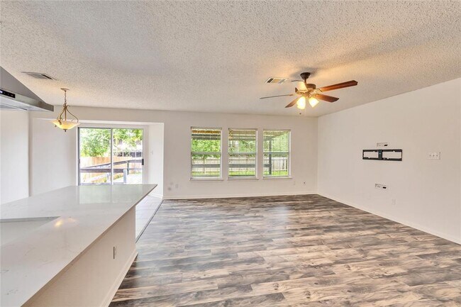 Building Photo - 908 Dogwood Trail