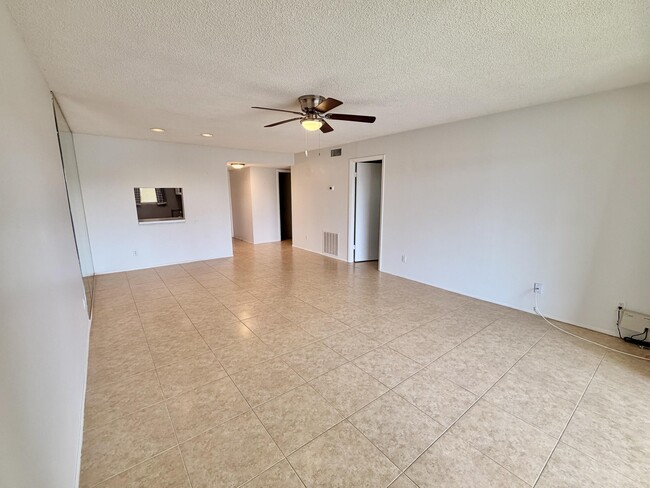Building Photo - 120 Lake Evelyn Dr