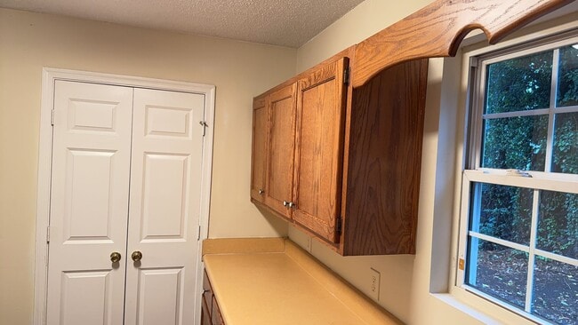 Building Photo - Ideal Home Located in the City Limits