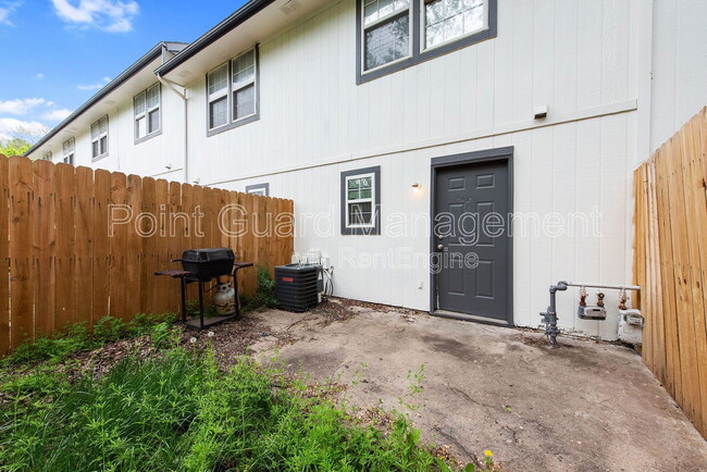 Building Photo - 955 Leroy St