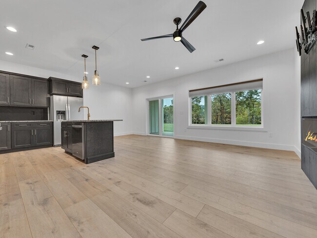Building Photo - 252 River Valley Cir