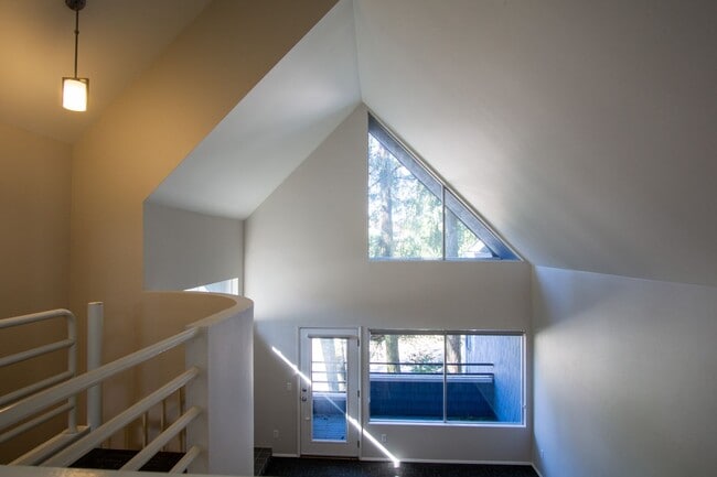 Building Photo - Fantastic Lake Oswego 2Bdr w/Fireplace, Dishwasher & W/D + Balcony