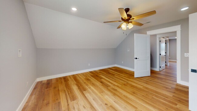 Building Photo - 1211 Hedge Ave